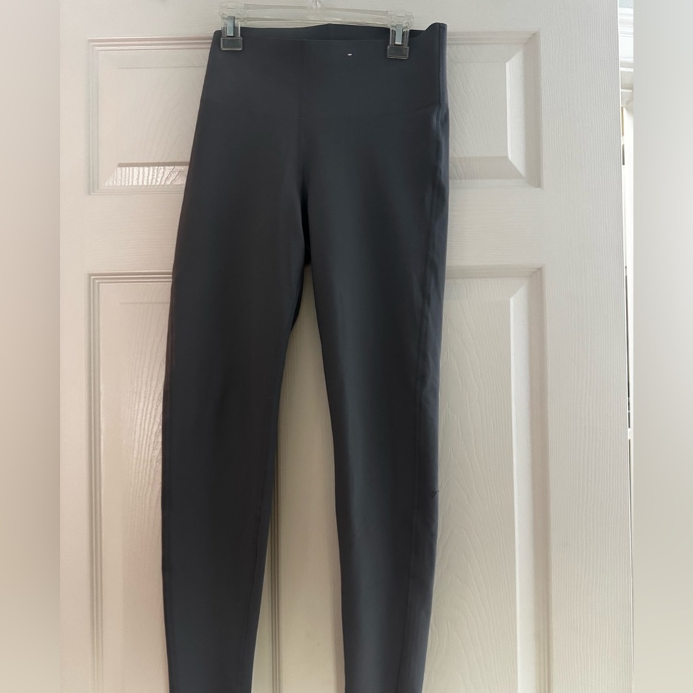 Old Navy Active Powersoft Sculpt Leggings in Gray. Size medium.